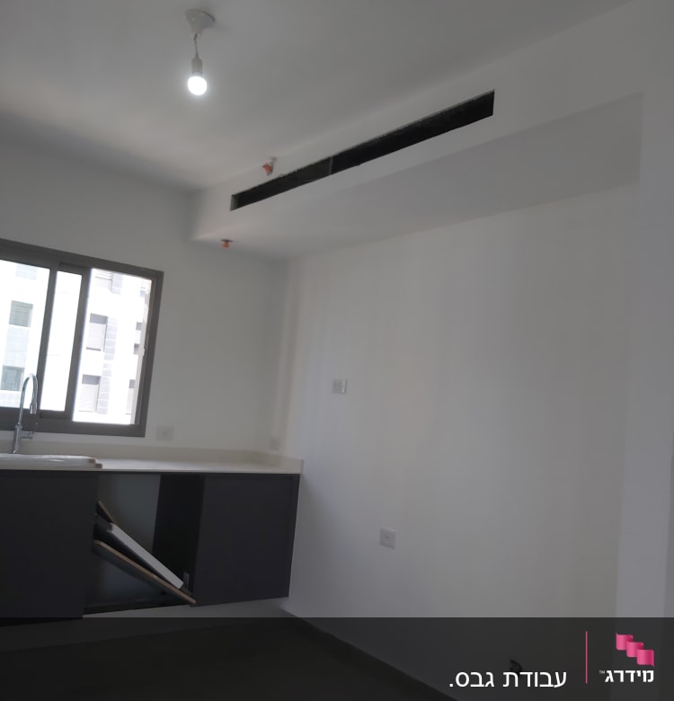 קיר גבס עם פתחי אוורור ותאורה עליונה